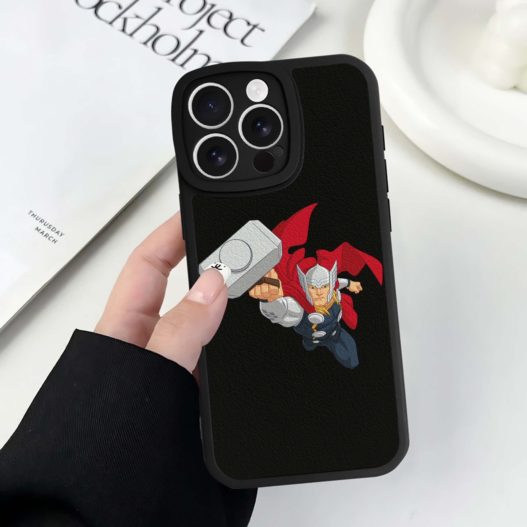 （画像用） アベンジャーズ The Avengers 【iPhone 16シリーズ対応】シリコンスマホケース（レザー調） 材質：シリコン